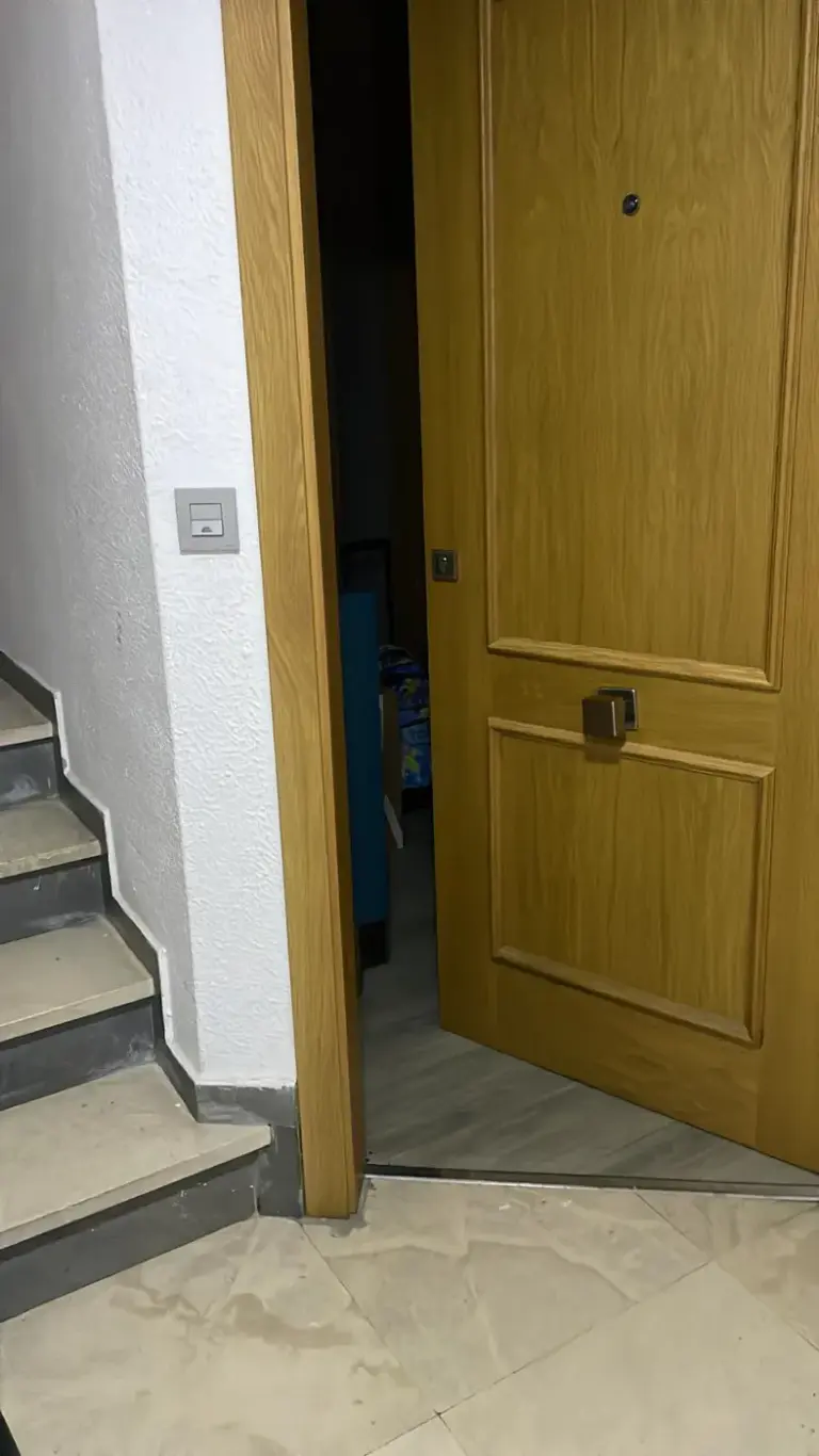 Puerta de vivienda abierta