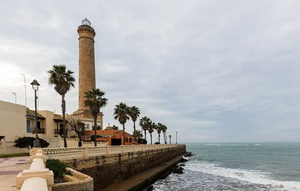 Faro de Chipiona junto al paseo marítimo