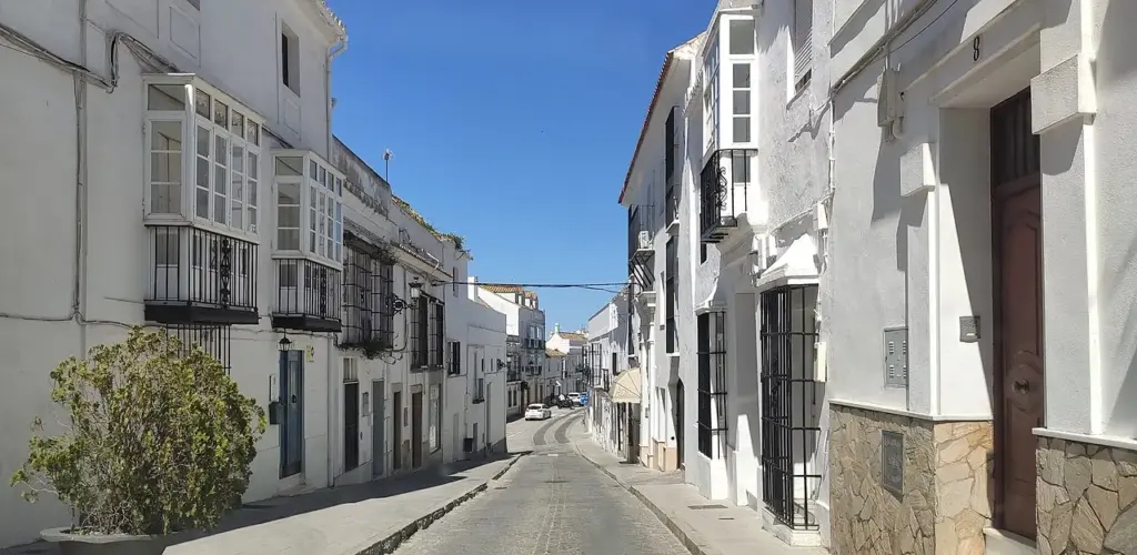 Calle de casas blancas en Medina Sidonia