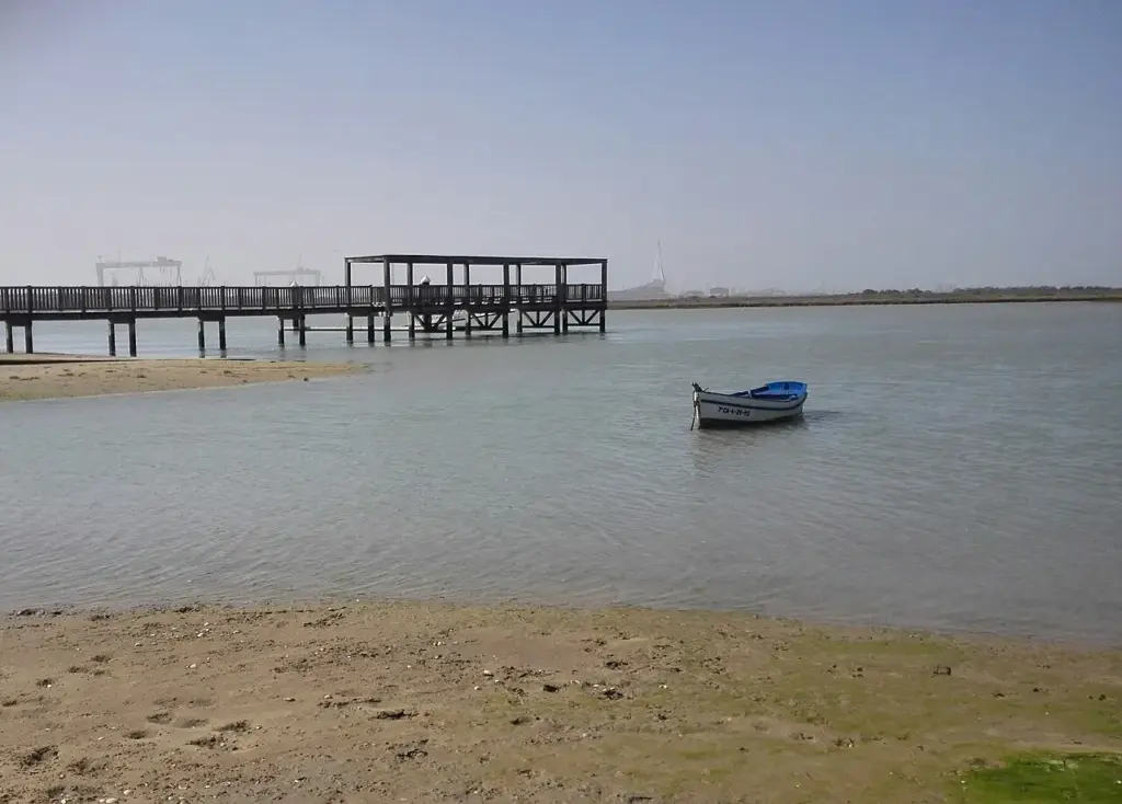 Vista de la orilla de la bahía en Puerto Real con barcas